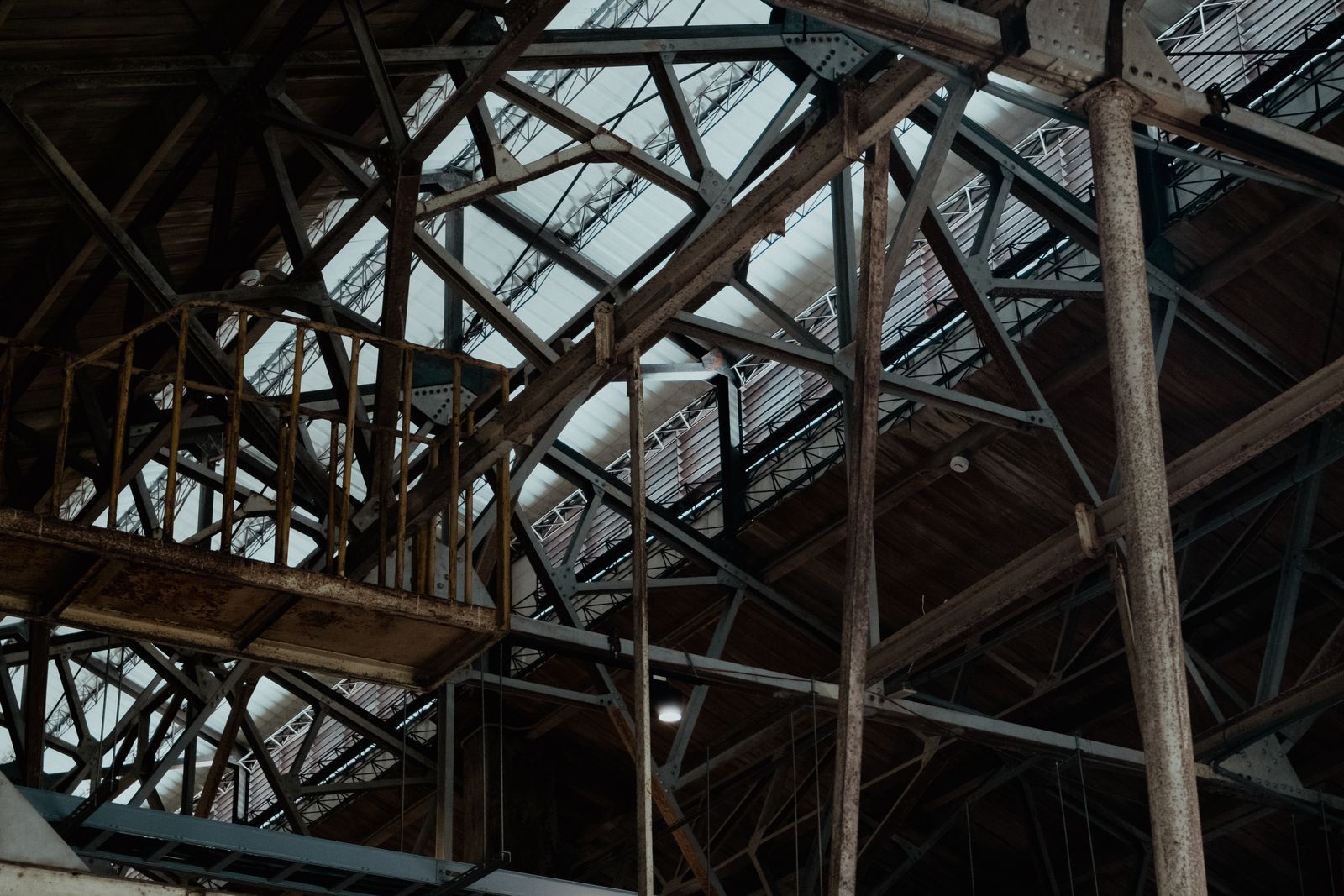 Estrutura metálica interior de pavilhão em aço